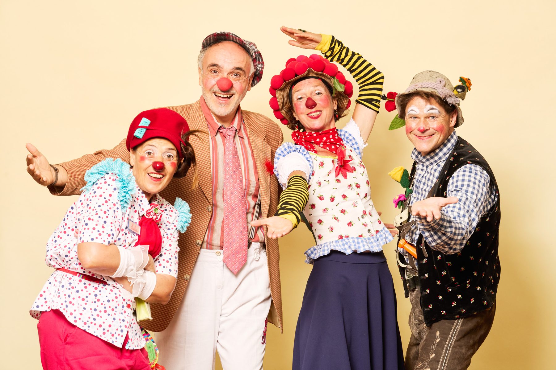 Die vier Clowns des Lachverbands im Kostüm