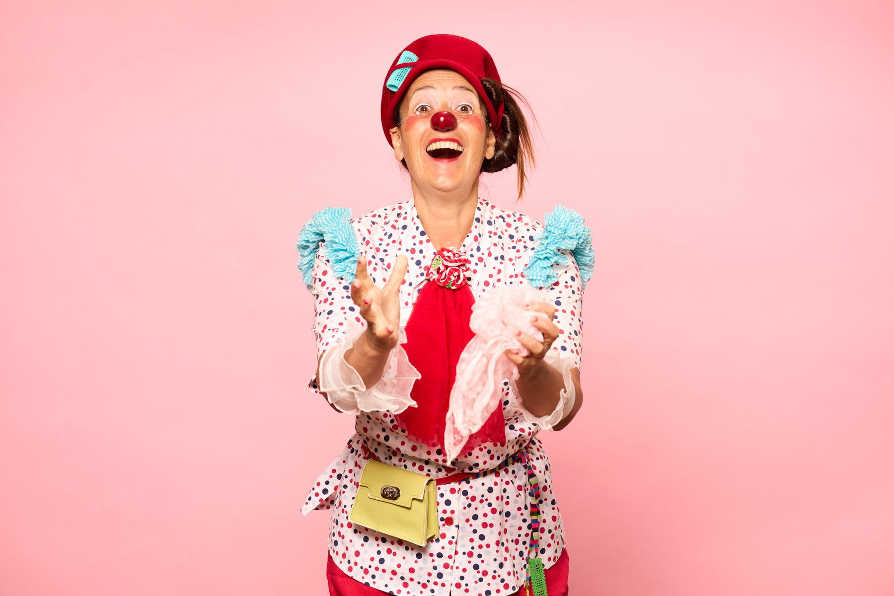 Clownin Lulu streckt einladend die Hände aus