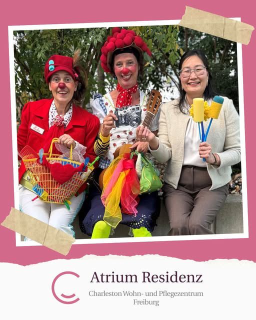 Zwei Clowninnen mit einer Mitarbeiterin der Atrium Residenz Freiburg