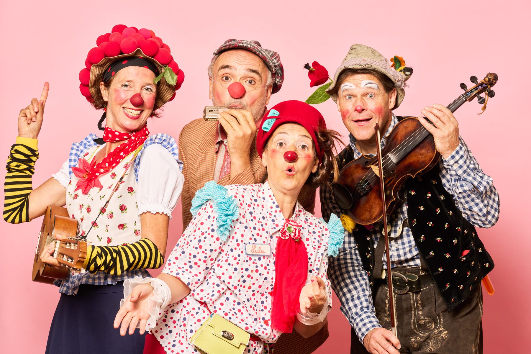 Die vier Clowns des Lachverbands mit Gitarre, Mundharmonika und Geige